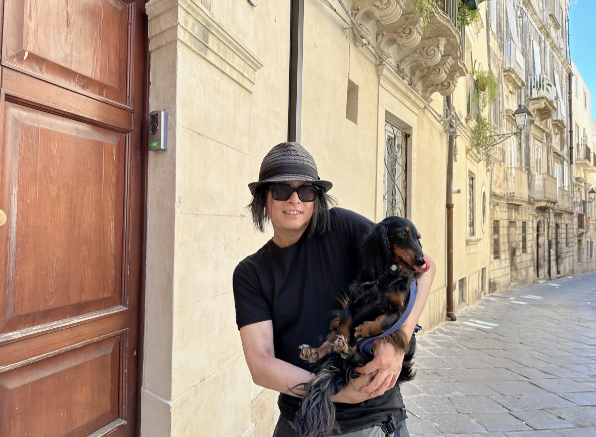 滞仏日記「過保護なうちの犬に餌を作ったり、愛をください、と歌ったりの孤独な父ちゃん」