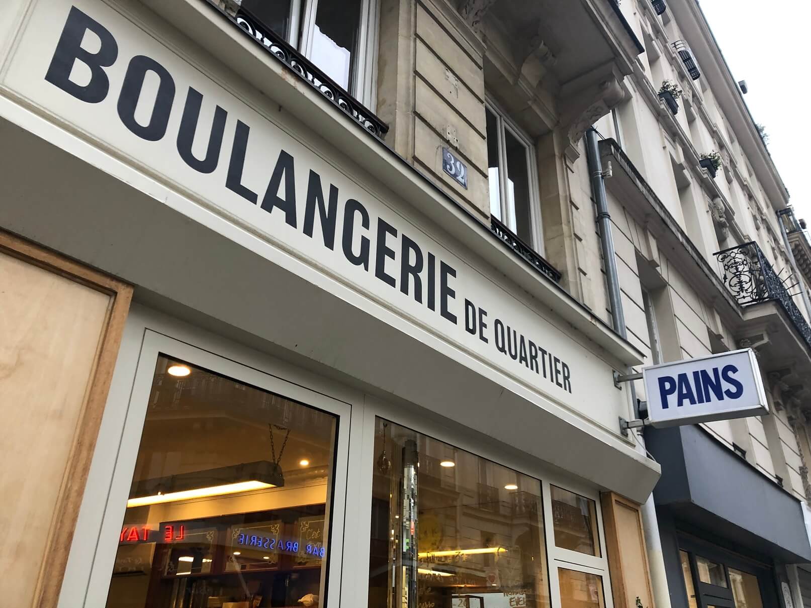 パリ最新情報「特大サイズのクロワッサンがパリで話題に。どうやって食べる？！」