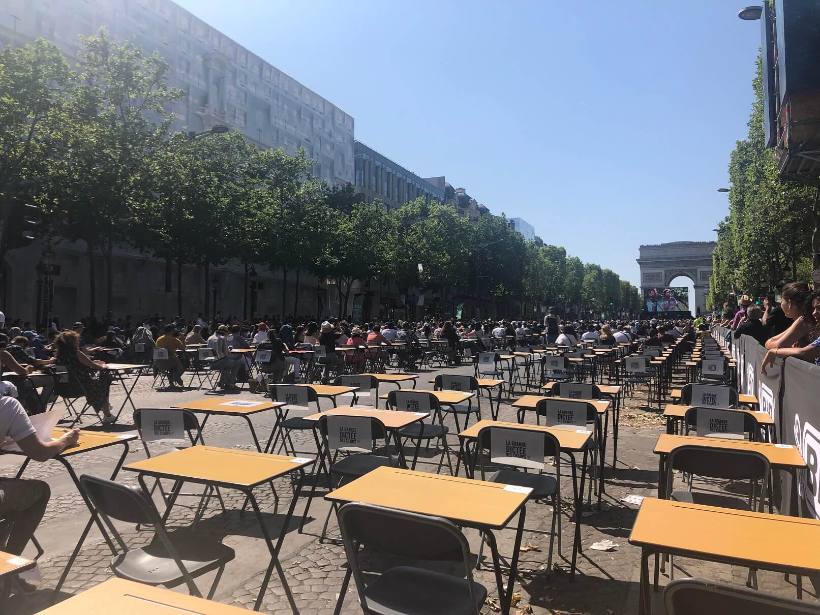 パリ最新情報「シャンゼリゼ大通りが巨大な『教室』に？！世界最大の書き取りテストが開催される」