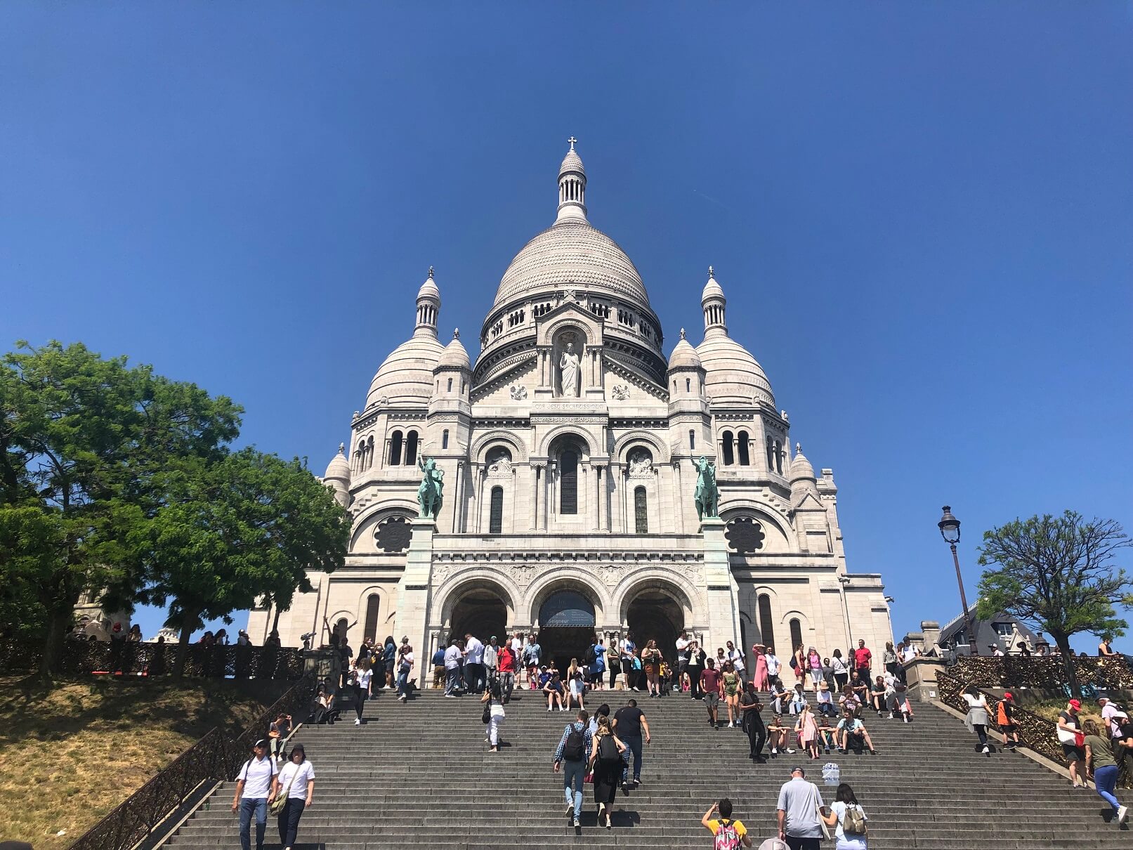 パリ最新情報「モンマルトルの心温まるイベント。階段を“全力疾走”した先にあるもの」
