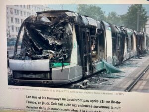 パリ最新情報「仏警察による少年射殺、深刻な暴動へと拡大。緊張が続くパリ郊外」