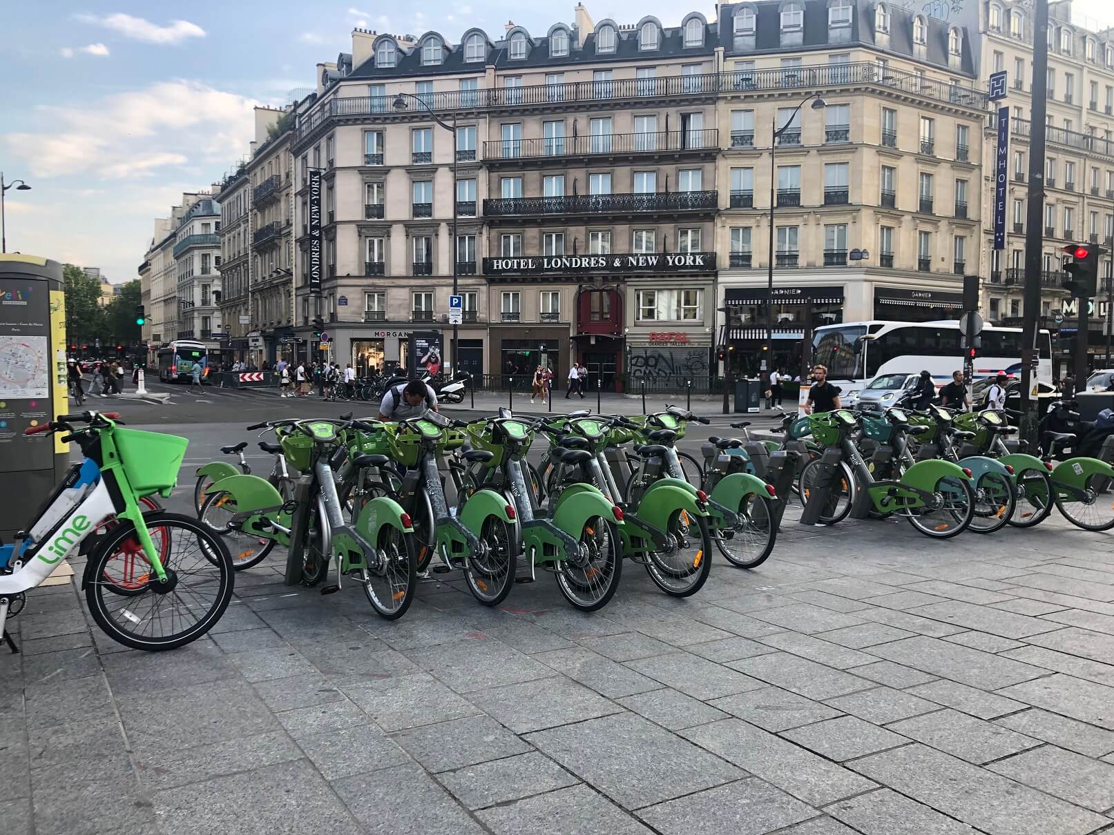 パリ最新情報「電動キックボードのレンタルサービスが終わるパリ。仏北部ではヘルメット義務化へ」