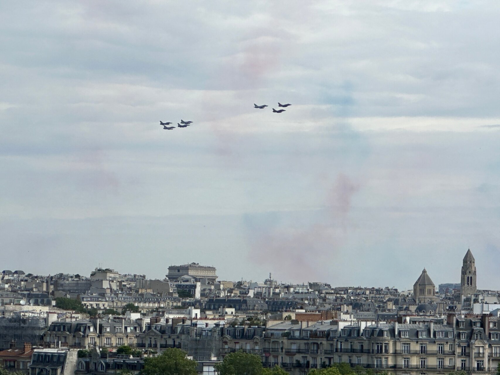 滞仏日記「今日はパリ祭！　パリは人々で溢れかえる。三四郎と父ちゃんも出陣！」