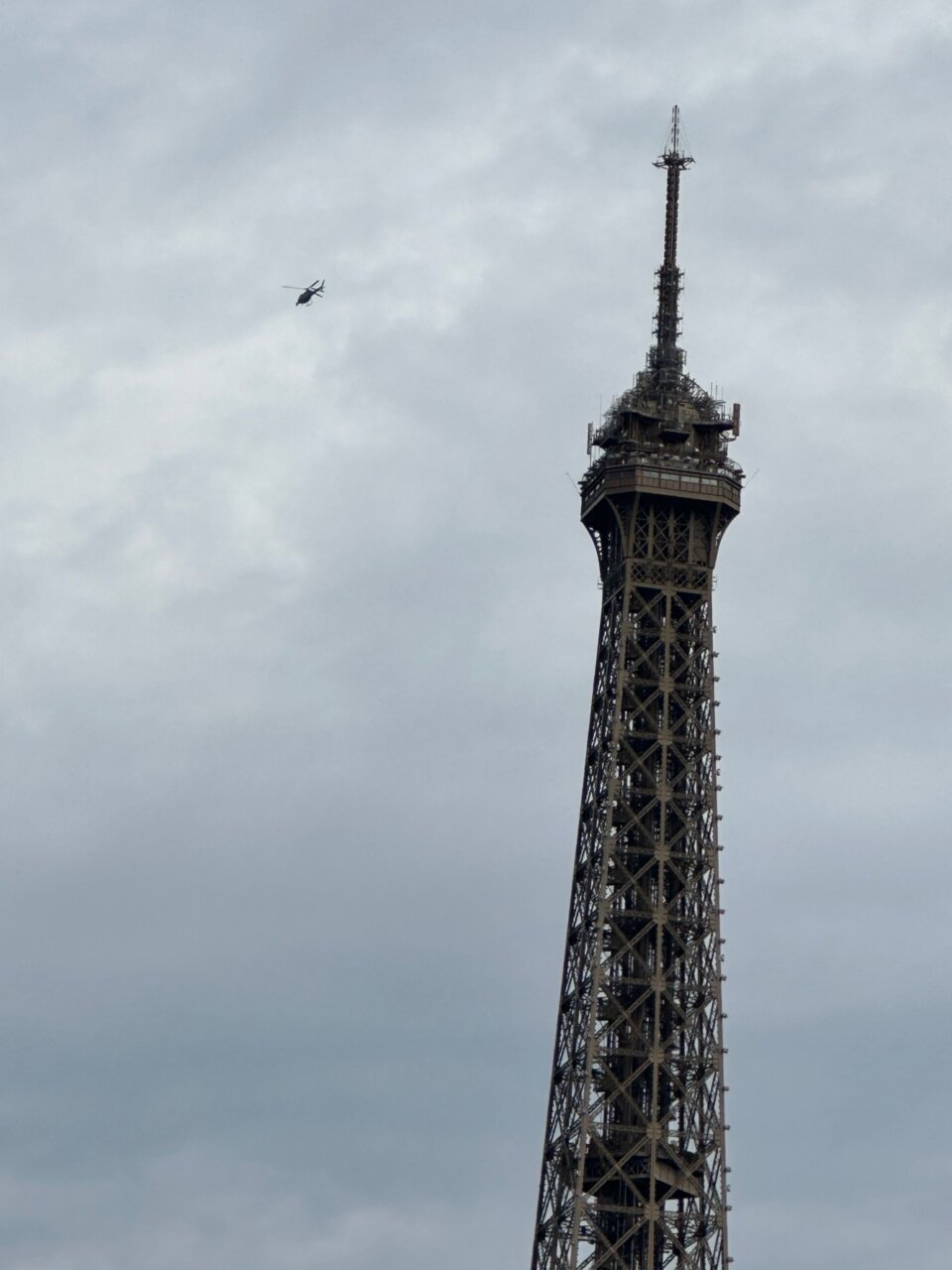 滞仏日記「今日はパリ祭！　パリは人々で溢れかえる。三四郎と父ちゃんも出陣！」