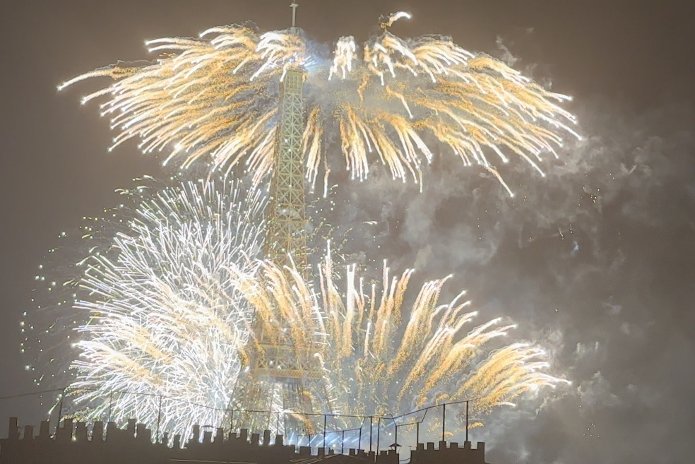 滞仏日記「これがパリ祭の花火である。こんなにゴージャスなエッフェル塔！」
