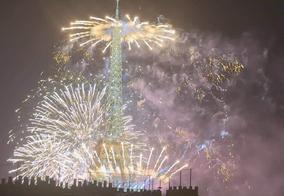 滞仏日記「これがパリ祭の花火である。こんなにゴージャスなエッフェル塔！」