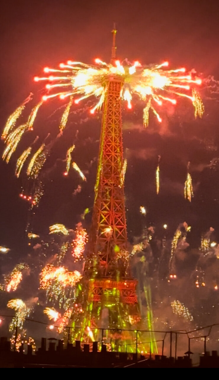 滞仏日記「これがパリ祭の花火である。こんなにゴージャスなエッフェル塔！」