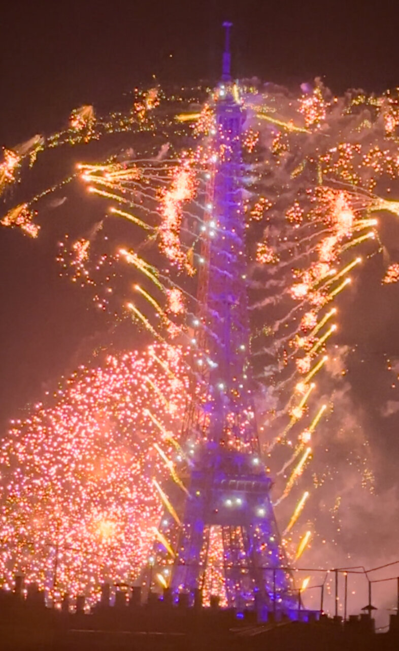 滞仏日記「これがパリ祭の花火である。こんなにゴージャスなエッフェル塔！」