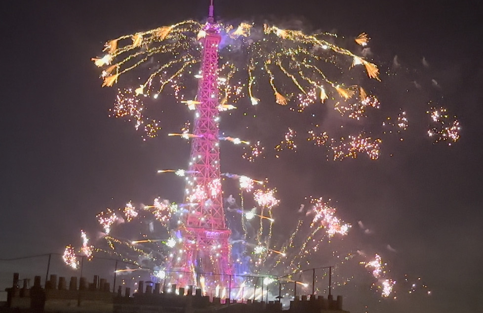 滞仏日記「これがパリ祭の花火である。こんなにゴージャスなエッフェル塔！」