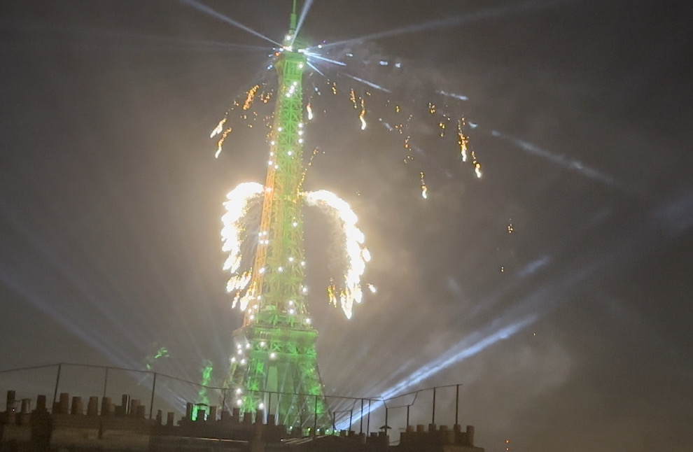 滞仏日記「これがパリ祭の花火である。こんなにゴージャスなエッフェル塔！」