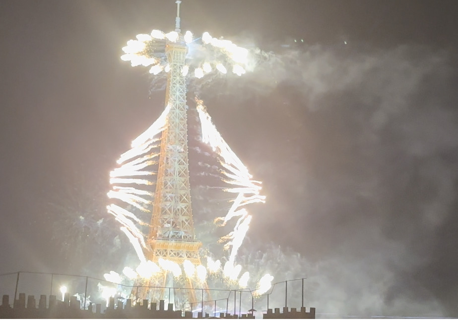 滞仏日記「これがパリ祭の花火である。こんなにゴージャスなエッフェル塔！」