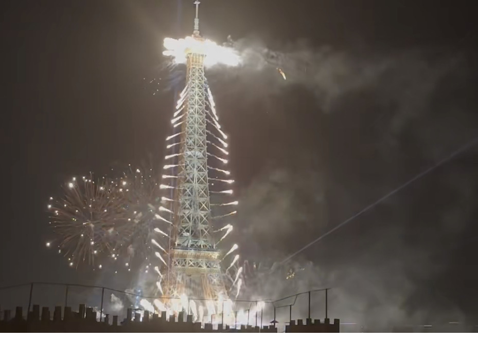滞仏日記「これがパリ祭の花火である。こんなにゴージャスなエッフェル塔！」