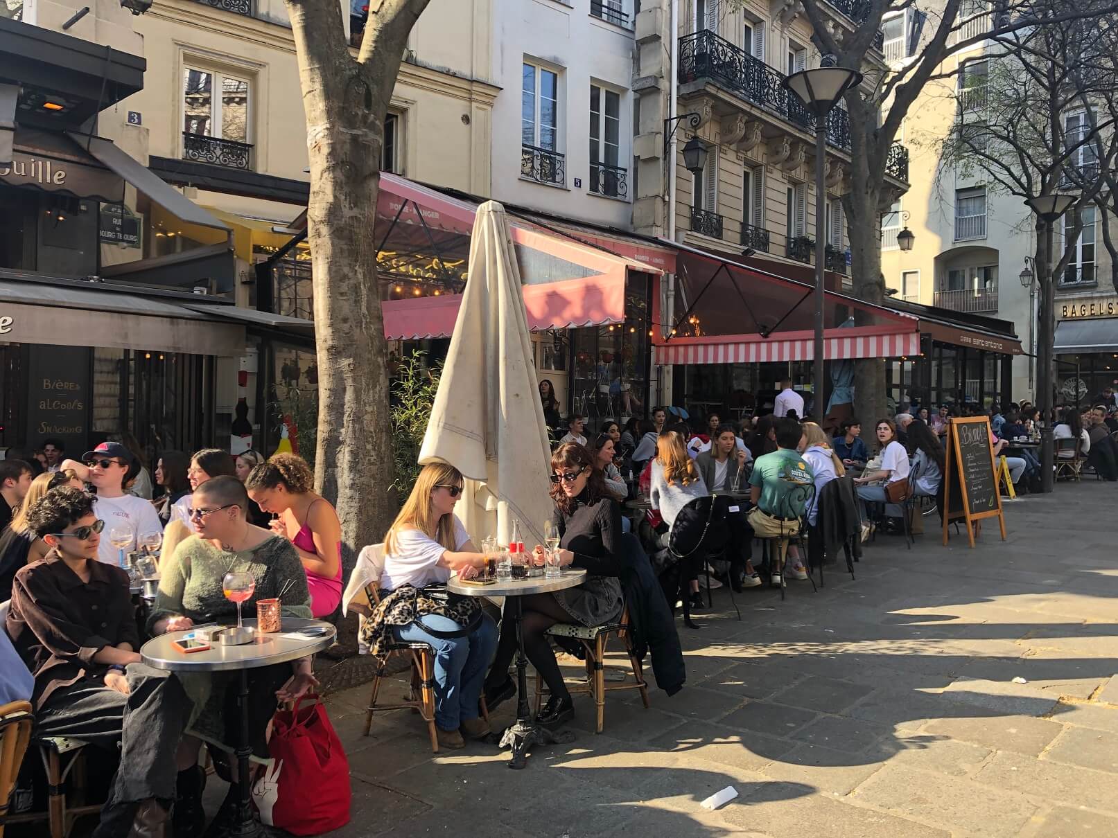 パリ最新情報「カフェの街パリの底力。1ユーロで飲めるカフェをマップに記載、皆が参加！」