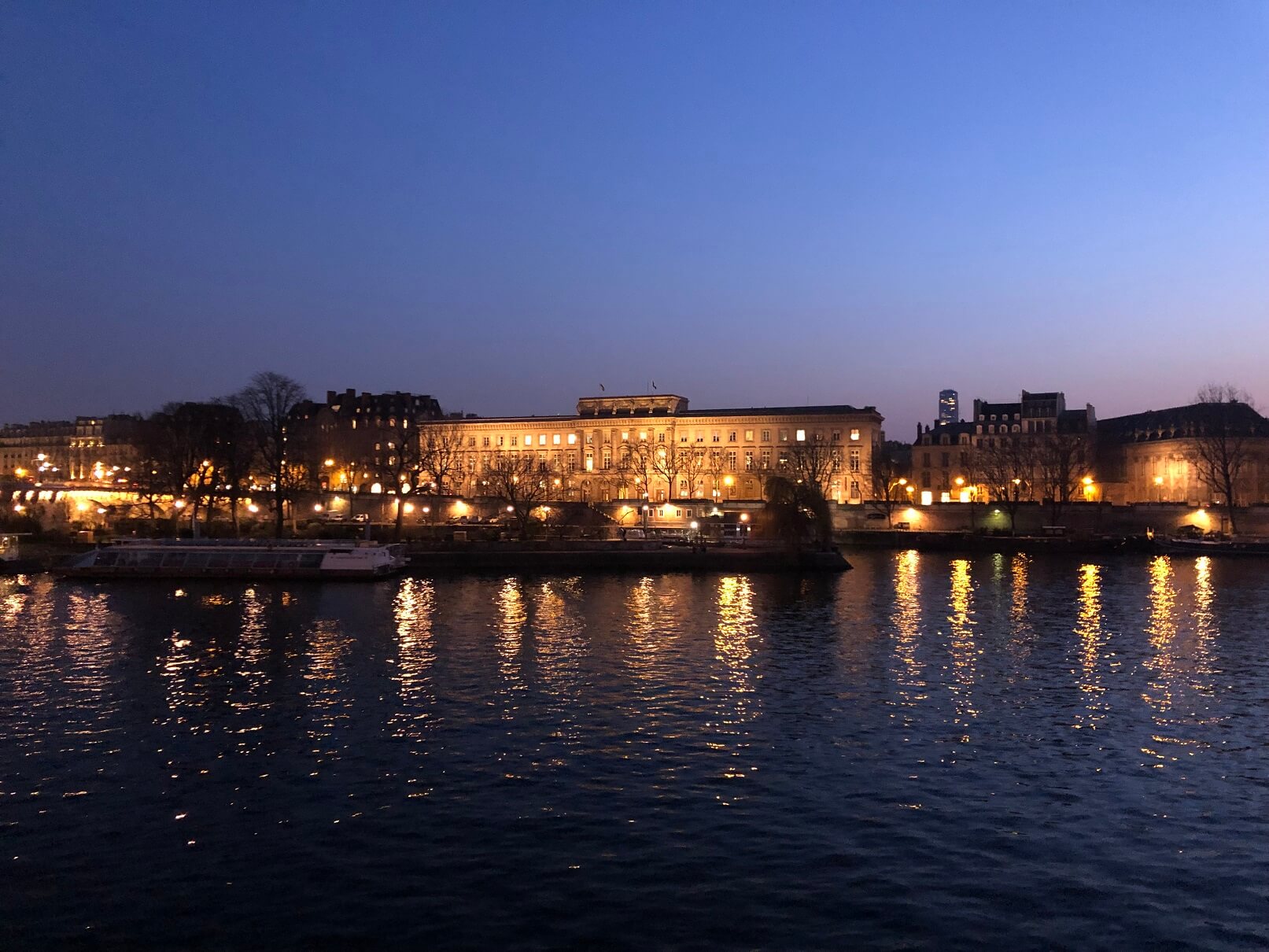 パリ最新情報「夏の夜に散策したい、パリのベストスポット10選」