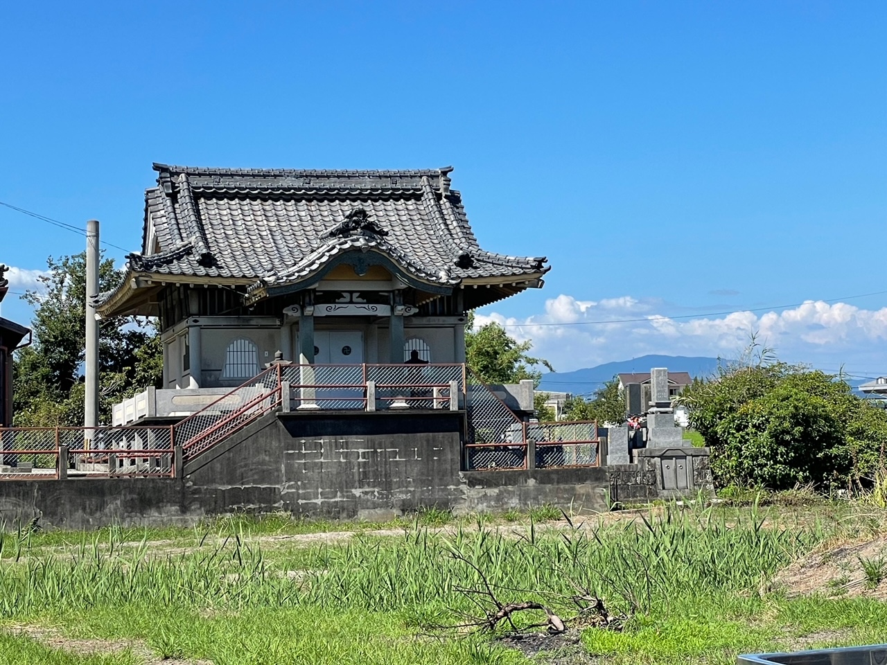 滞日日記「ご覧あれ。こちらが実物の白仏じゃあ！大野島に立ったどこドラ父ちゃん」