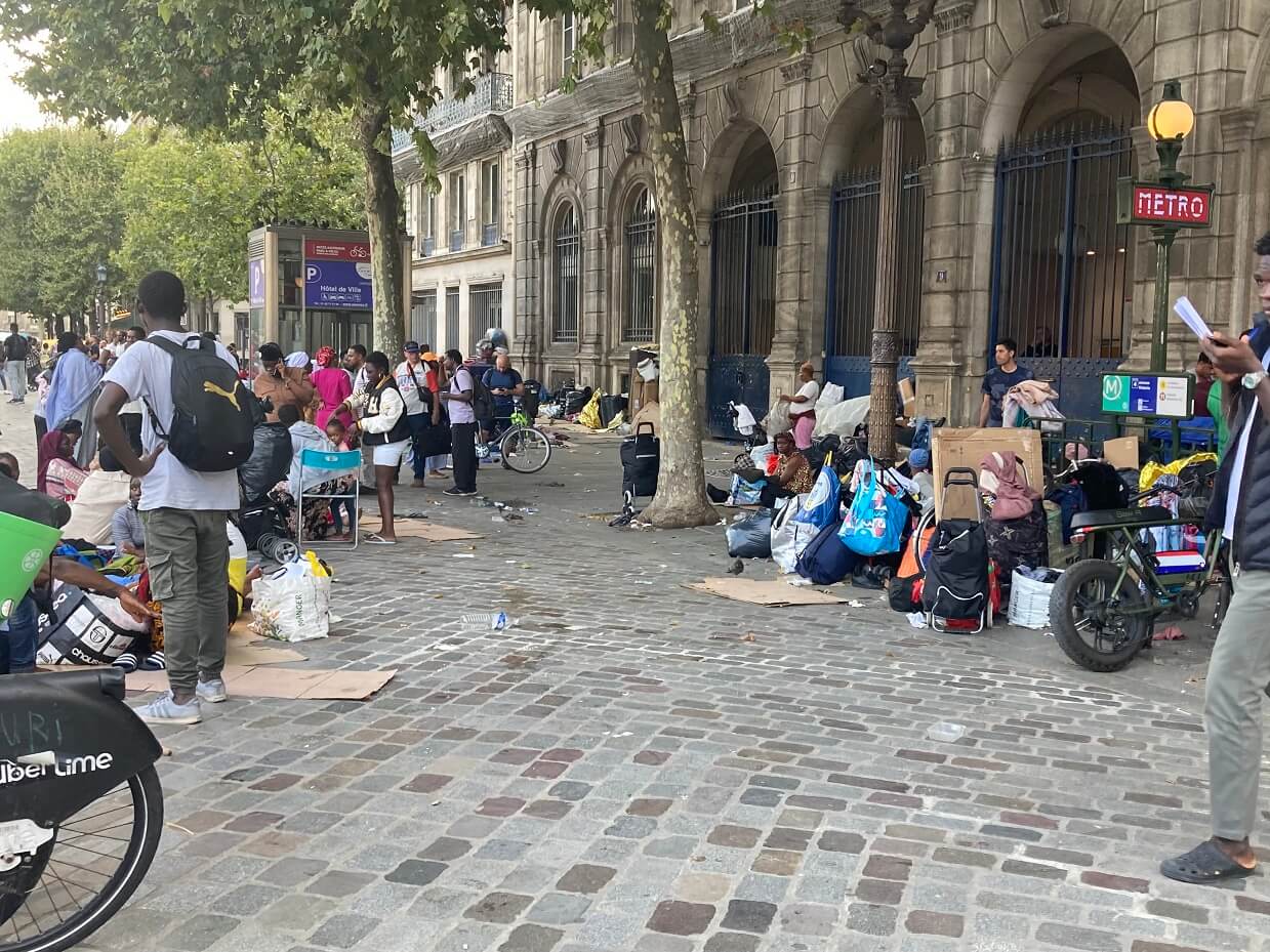 パリ最新情報「パリ市役所前に数百人の難民が集結、オリンピックを控え一時騒然に」