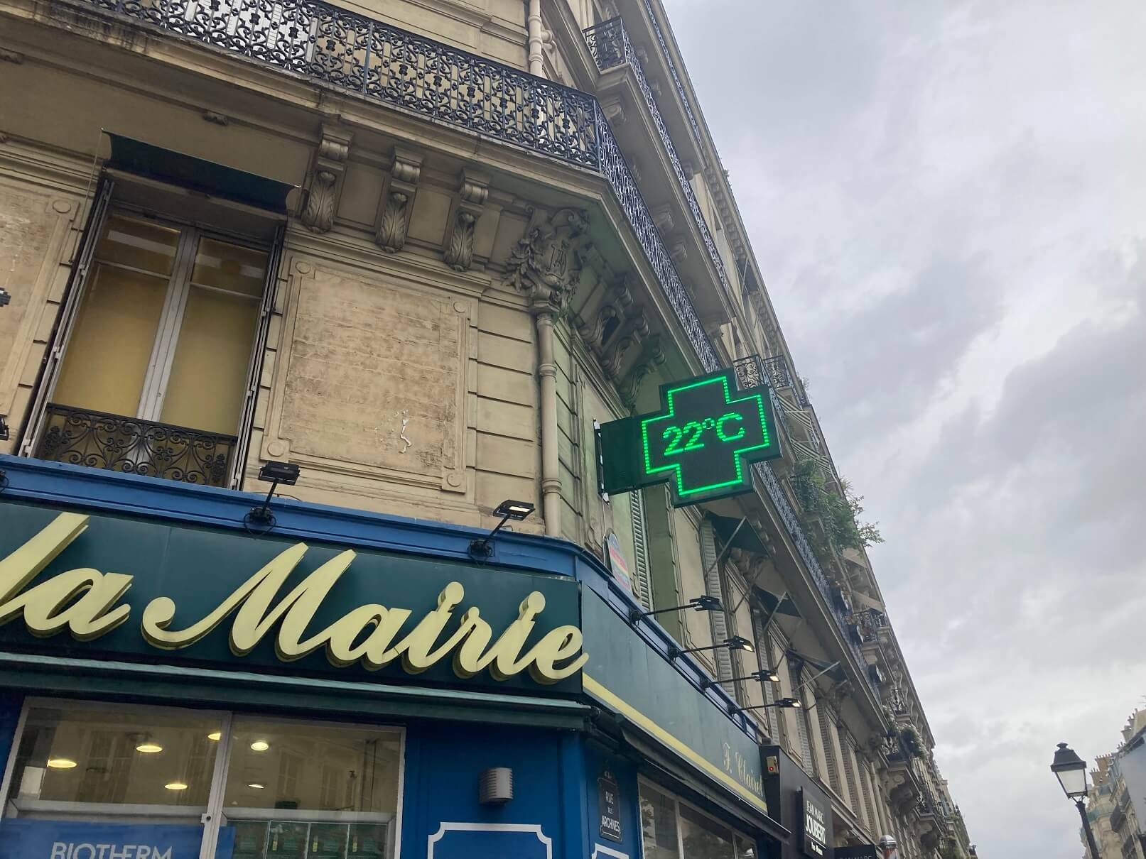 いにしえの意志を受け継ぐ、パリの可愛い看板