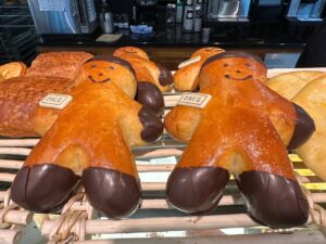 滞仏日記「ノルマンディの我が家でホッと一息ついた、父ちゃんと三四郎でした」