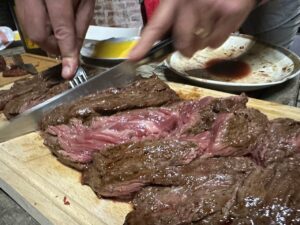 滞仏日記「カルバドスの蒸留所で、深夜までバーベキュー大会。明日から禁酒します」