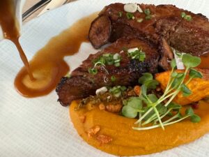 滞仏日記「三四郎はいつもテーブルの下からぼくがご飯食べている間中見上げてくる」