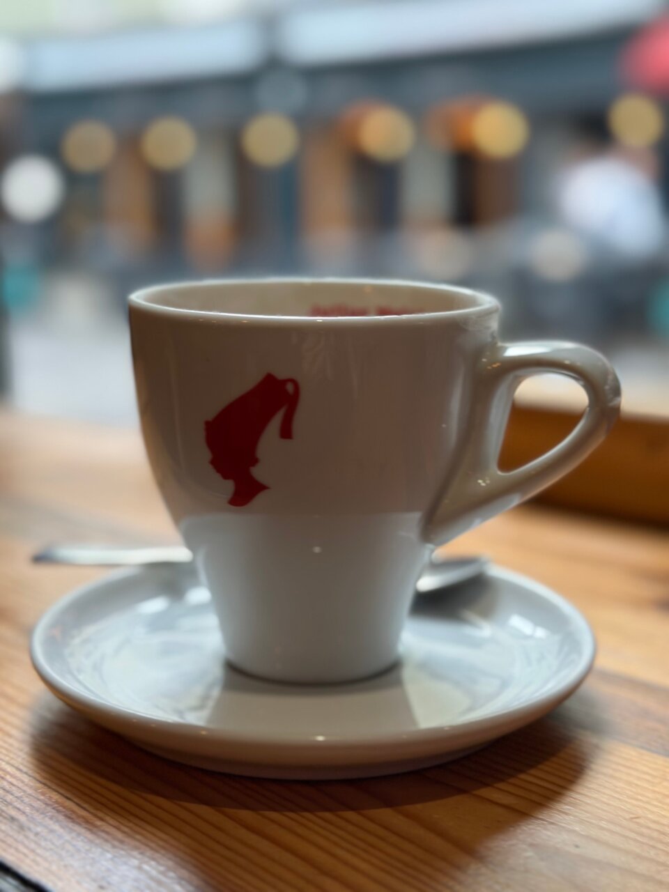 退屈カフェ日記「朝の一杯のコーヒーでフランスが動き出す。パリのカフェ文化＼(^o^)／」