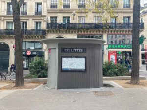 パリ最新情報「パリ、公衆トイレを五輪に向けて一新。市内約半分の公衆トイレを交換へ」