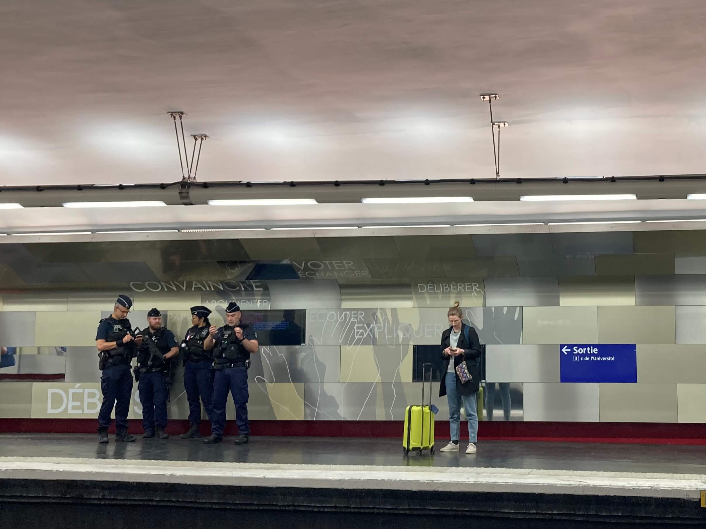 パリ最新情報「パリで相次ぐ爆破予告。政府はテロ警戒水準を最高レベルへ引き上げ」