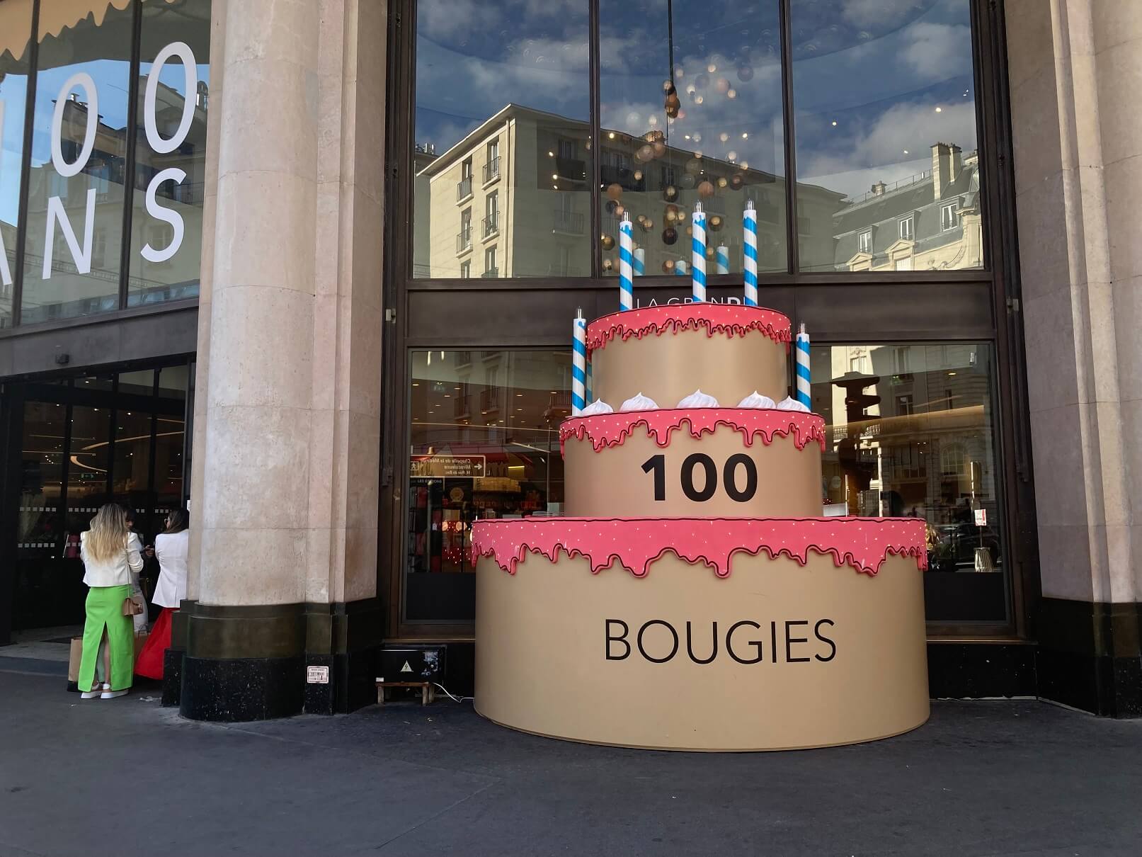 パリ最新情報「ボンマルシェ食品館、100周年を迎える！食を愛する人々のために用意された、美食の数々」