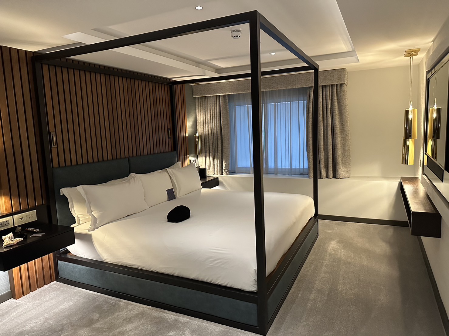 滞英日記「ぎょぎょぎょえ！こんな待遇を受けていいのか？　ホテルの部屋が王子の間！」