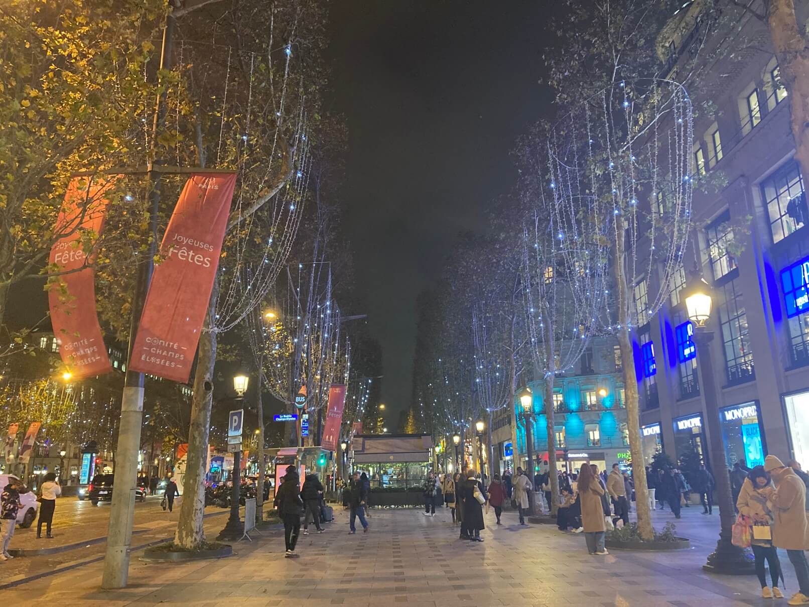 パリ最新情報「シャンゼリゼ通りがゴールド一色に。Xmasのイルミネーションが点灯」