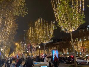 パリ最新情報「シャンゼリゼ通りがゴールド一色に。Xmasのイルミネーションが点灯」