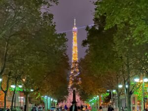 滞仏日記「ぼくが寝泊まりをするパリ事務所のすぐ近くでテロがあった。見えないものたち」