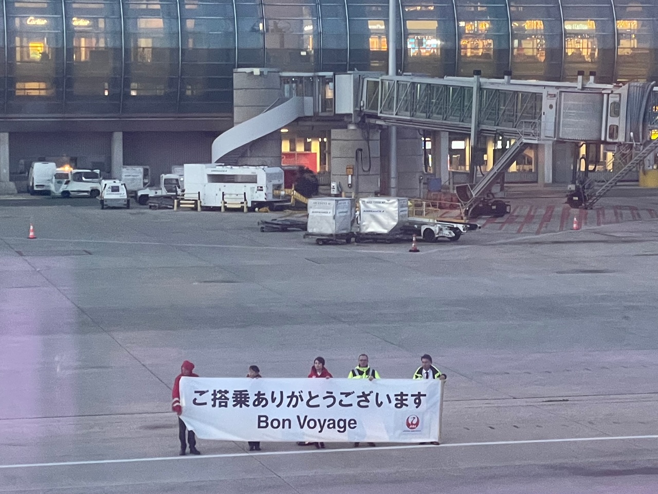 滞仏日記「再び、日本を目指した多忙な父ちゃん。機上で感動をしているのであった」