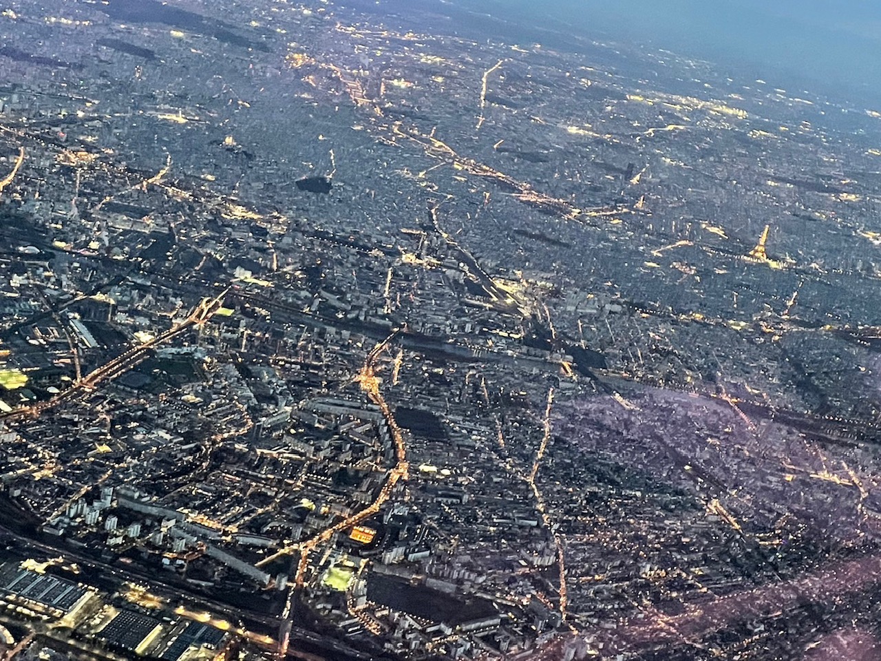 滞仏日記「再び、日本を目指した多忙な父ちゃん。機上で感動をしているのであった」