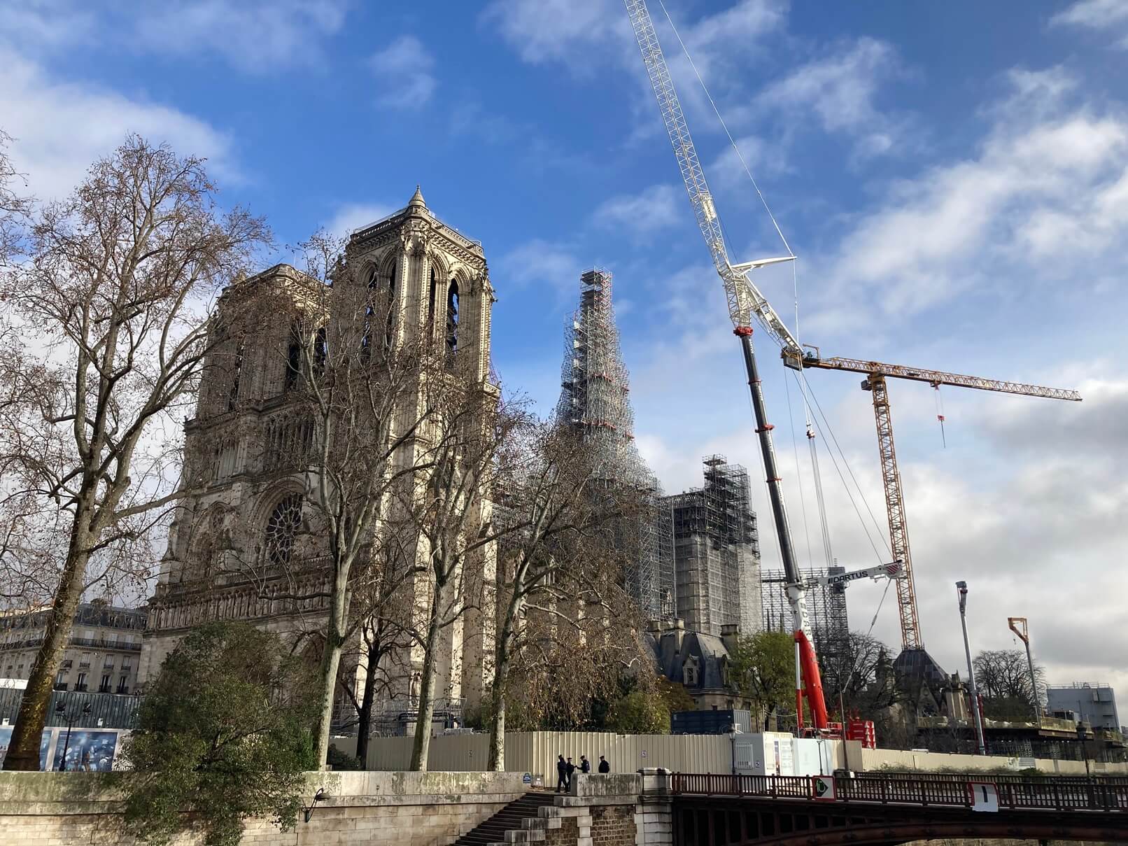 パリ最新情報「ノートルダム大聖堂、火災前のシルエットを徐々に取り戻す。シンボルの尖塔がお目見え」