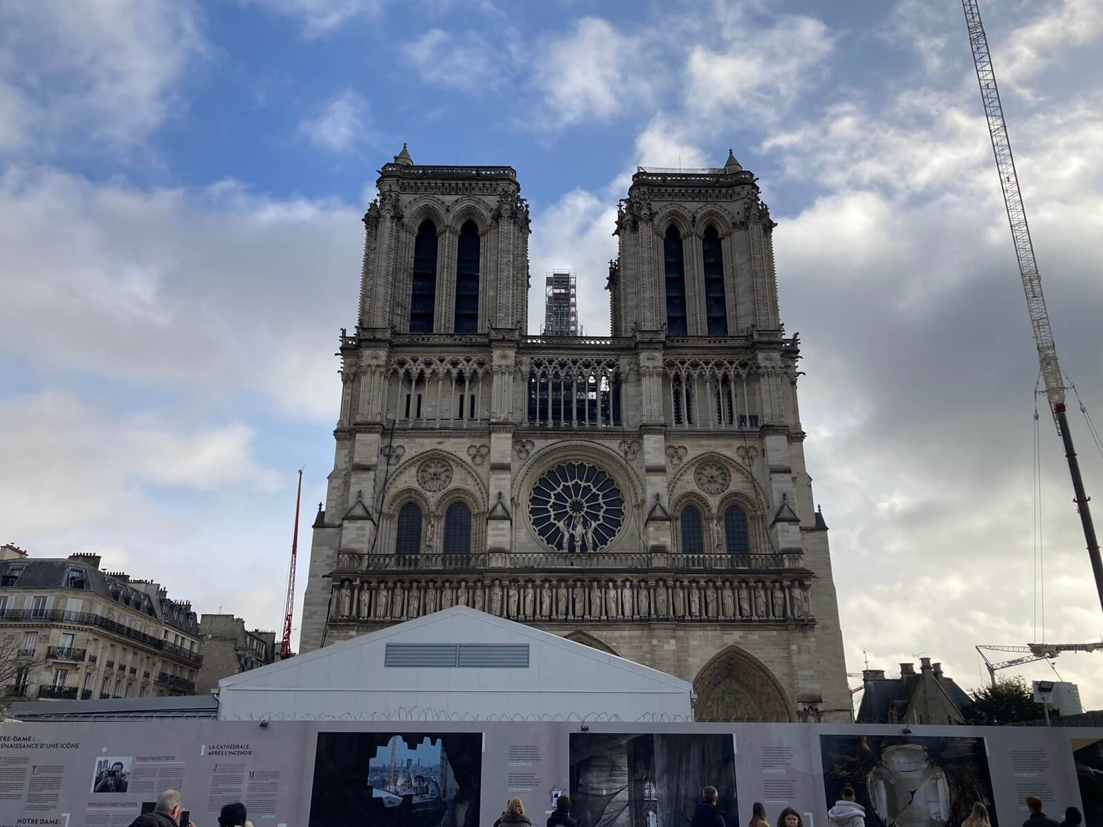 パリ最新情報「ノートルダム大聖堂、火災前のシルエットを徐々に取り戻す。シンボルの尖塔がお目見え」