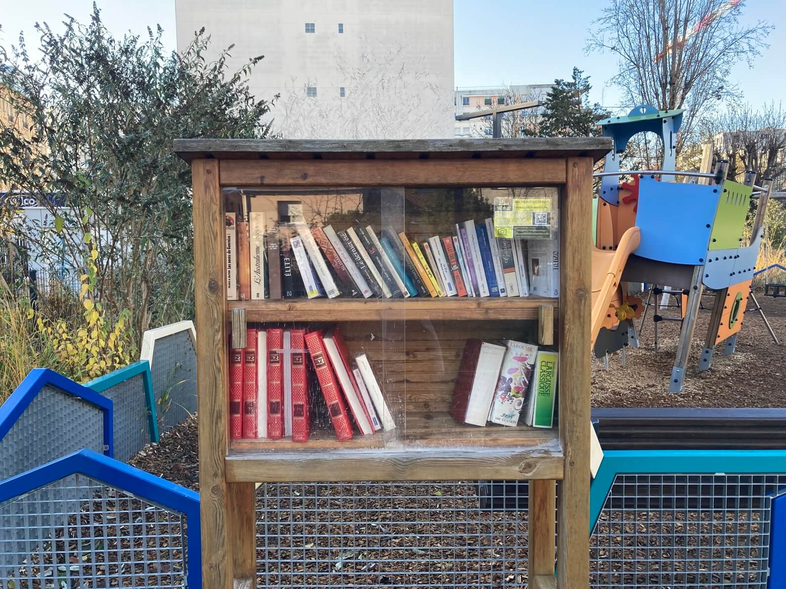 パリ最新情報「フランスで人気、街角にある最も自由な『ミニ図書館』」