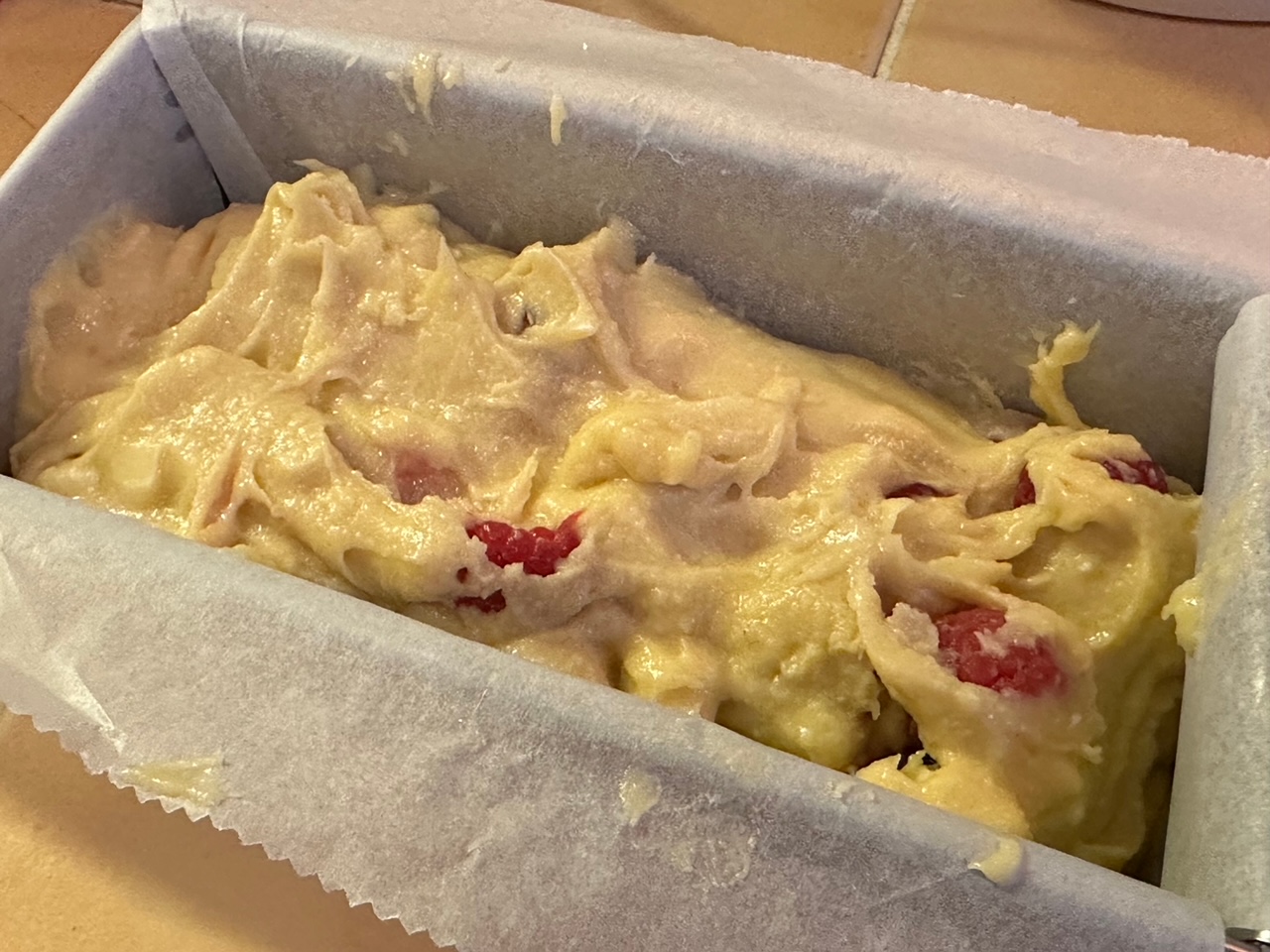 今日の献立、ラズベリーとホワイトチョコのパウンドケーキ