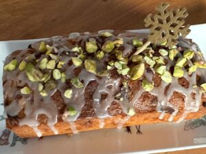 今日の献立、ラズベリーとホワイトチョコのパウンドケーキ