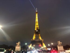 パリ最新情報「エッフェル塔が光と音に包まれた夜。ギュスターヴ・エッフェル没後100周年」