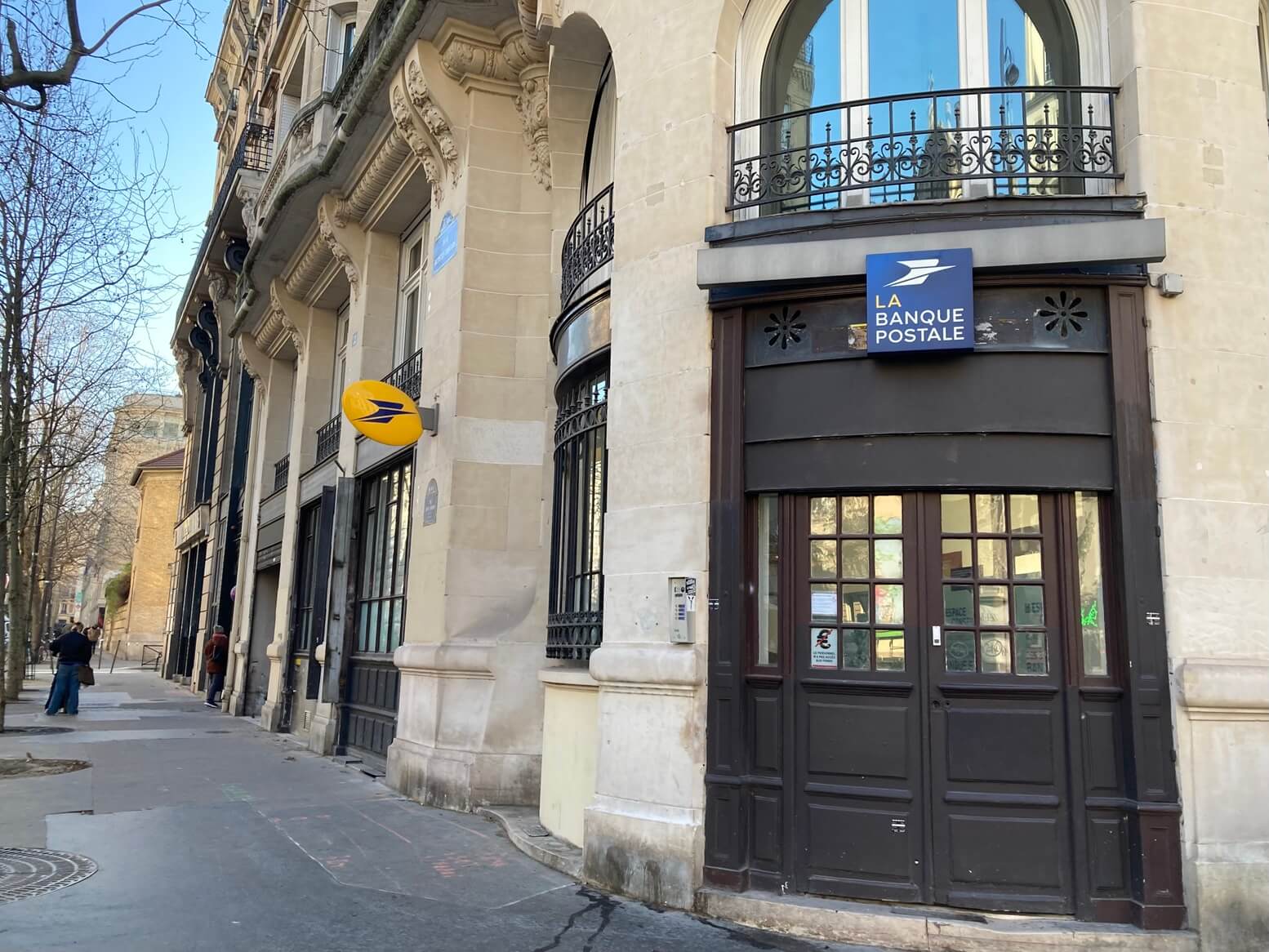 パリ最新情報「オンラインショッピングが浸透したフランス冬のセール、一部の郵便局では試着室も登場」