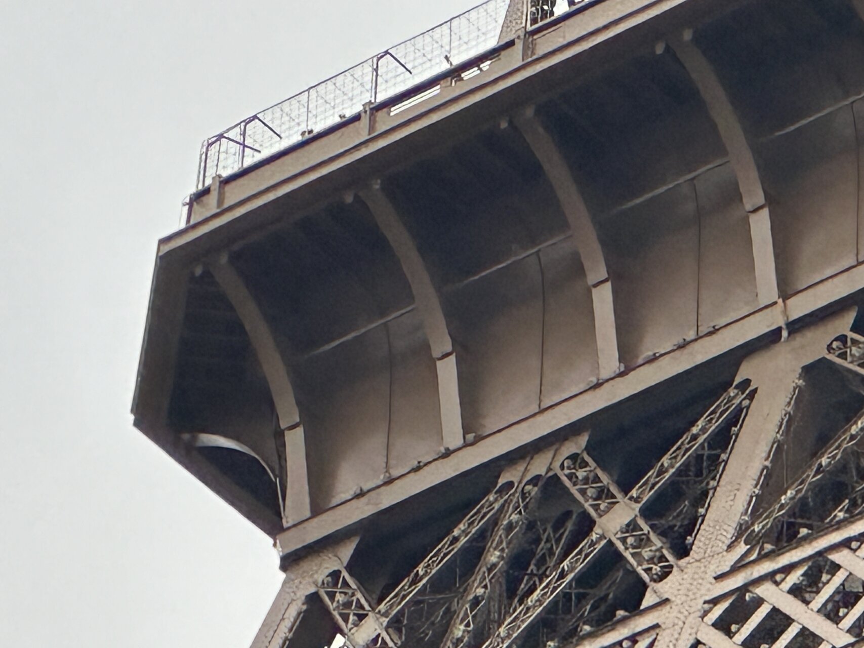 滞仏日記「エッフェル塔を見上げて22年、幸せな時も不幸な時もあらゆる時代を共に」