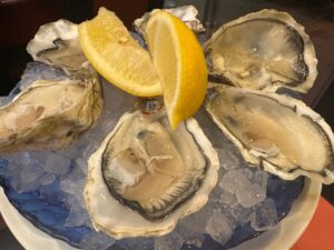 滞仏日記「牡蠣をパリのカフェーでどうやって食べたらいいの？ 　カフェで食べる牡蠣が最高！」