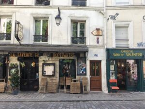 パリ最新情報「復活した『文字画家』、パリの街に素敵な文字のアクセント」