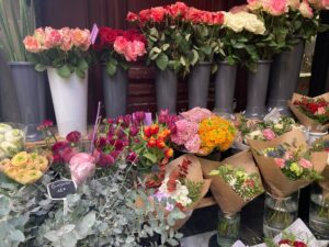 日本とこんなに違う、フランスのムッシュが花束を贈る意外な理由