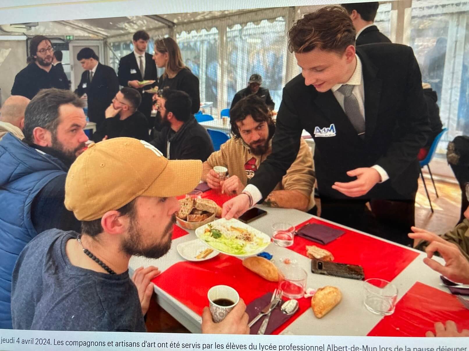 パリ最新情報「ノートルダム大聖堂を救った職人たちに感謝、パリの高校生が料理を振舞う」