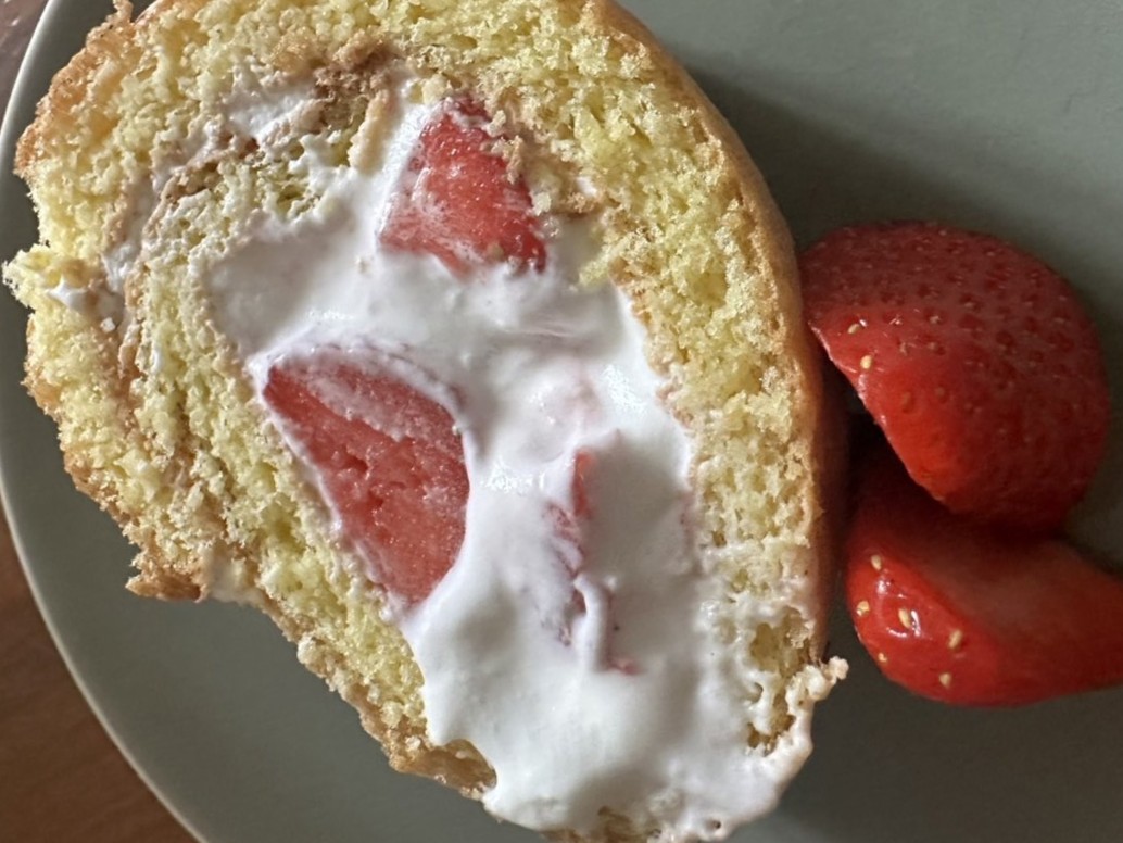 今日のおやつ、イチゴのロールケーキ
