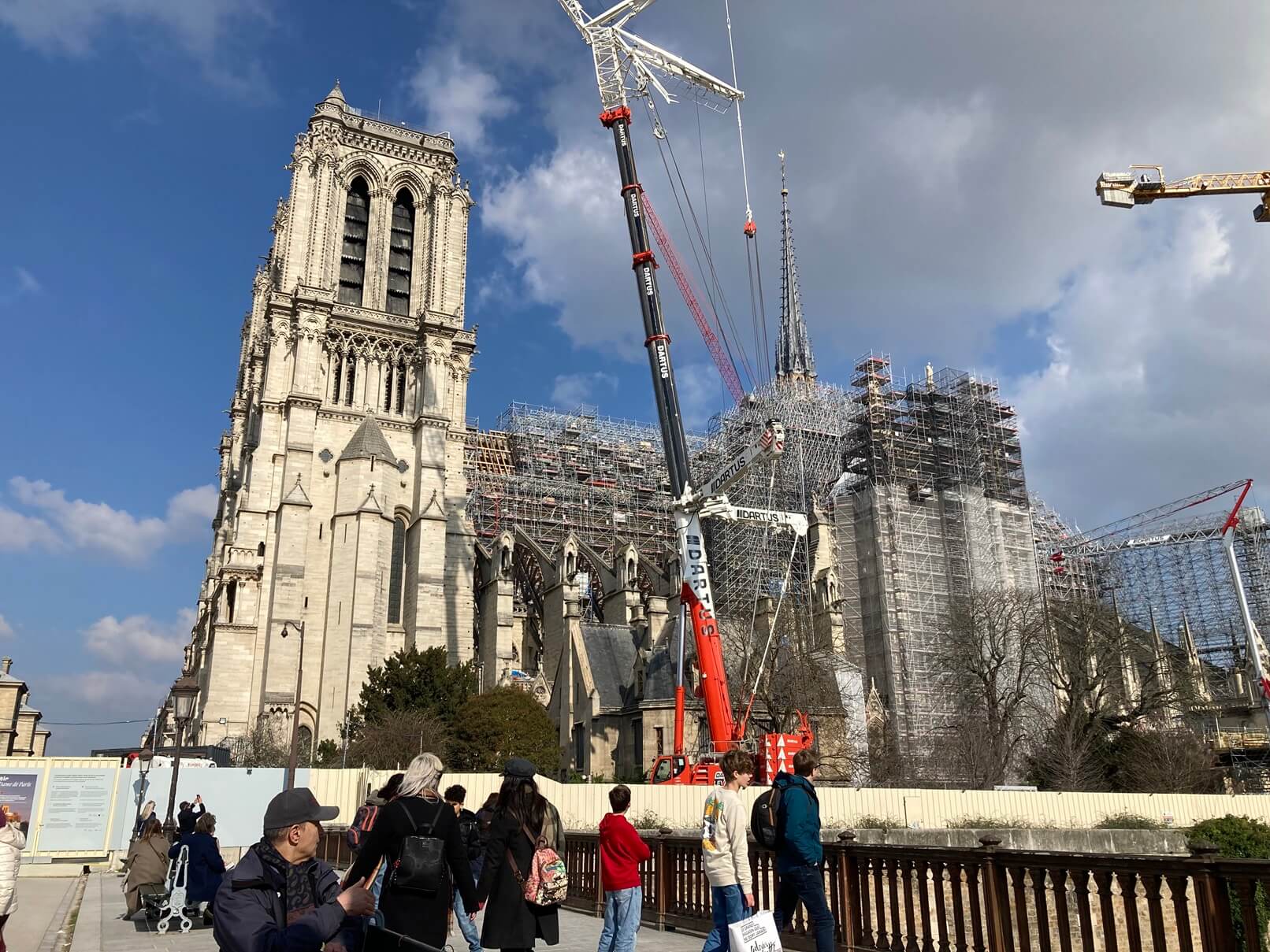パリ最新情報「ノートルダム大聖堂を救った職人たちに感謝、パリの高校生が料理を振舞う」