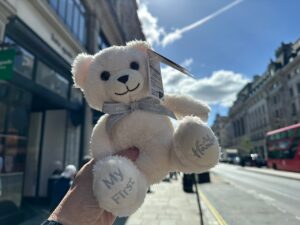 滞英日記「ロンドンにはおもちゃ専門のデパートがある。白熊のぬいぐるみをゲット！」