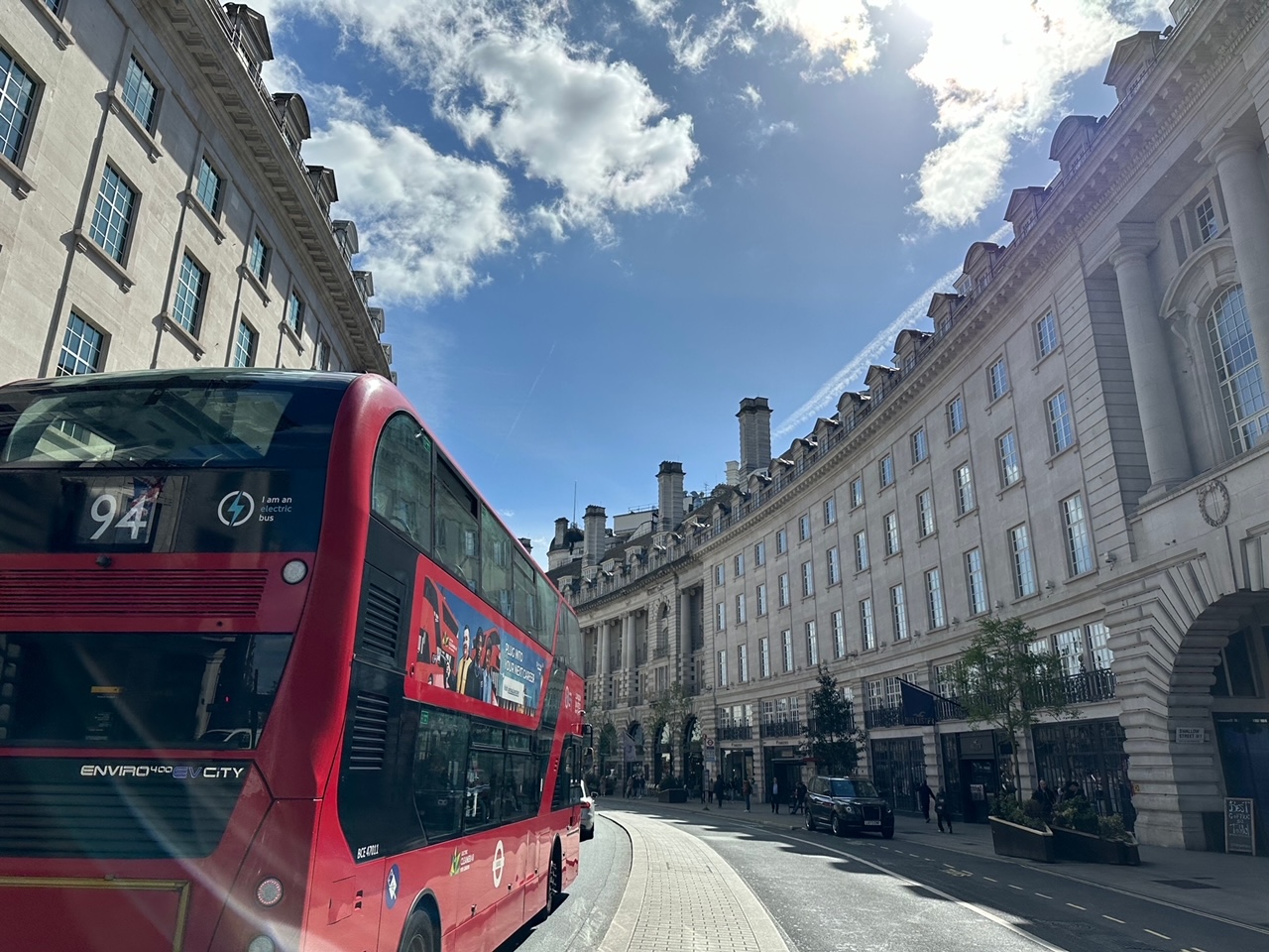 滞英日記「ロンドンにはおもちゃ専門のデパートがある。白熊のぬいぐるみをゲット！」